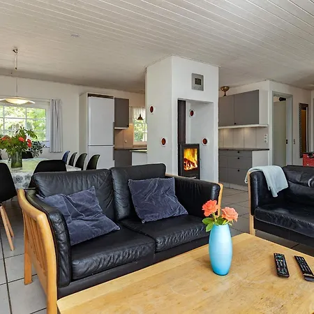 12 Person In Vaeggerlose-by Traum *