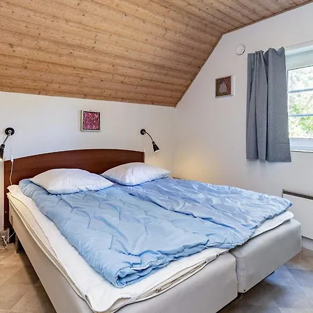 12 Person In Vaeggerlose-by Traum *